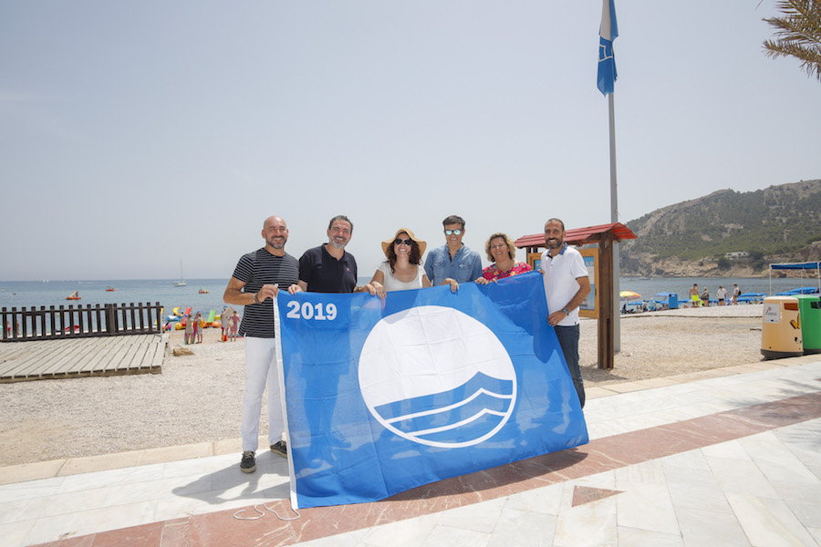 La actriz Ana Arias participa en el izado de la Bandera Azul en la playa del Racó de l’Albir